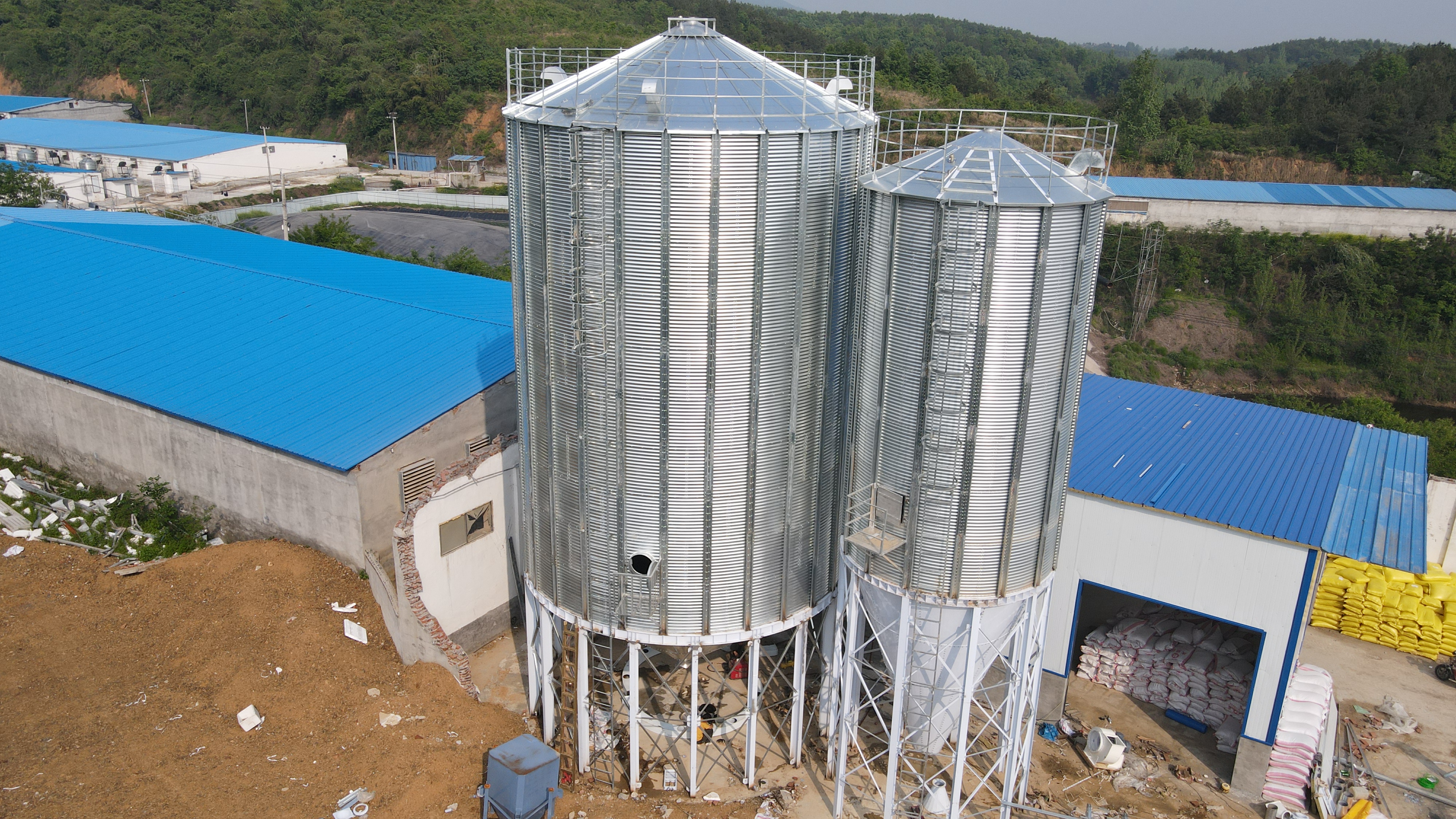 南阳桐柏缘合种猪场钢板仓自动配料及生产设备